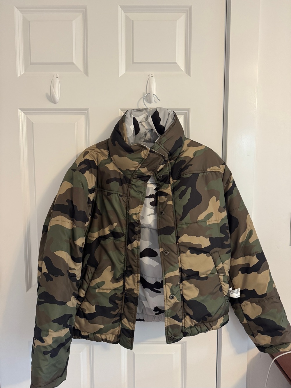 Women’s Oversized & Reversible Camo Puffer Jacket - Green/Black Camouflage